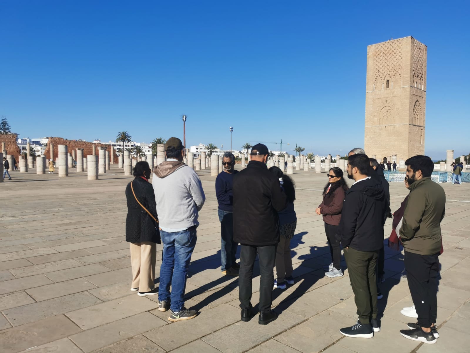 Viajeros ante la Torre Hassan de Rabat, en la costa atlántica